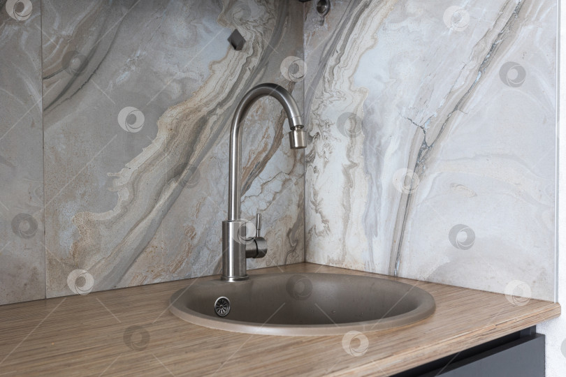 Скачать кухонный смеситель на стильной металлической раковине фотосток Ozero