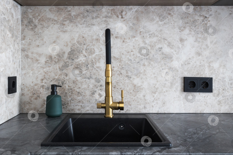 Скачать кухонный смеситель на стильной металлической раковине фотосток Ozero