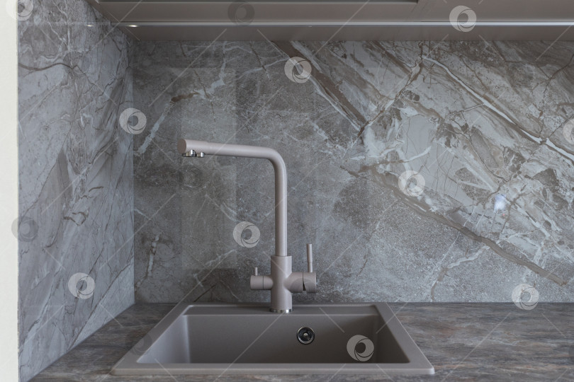 Скачать кухонный смеситель на стильной металлической раковине фотосток Ozero