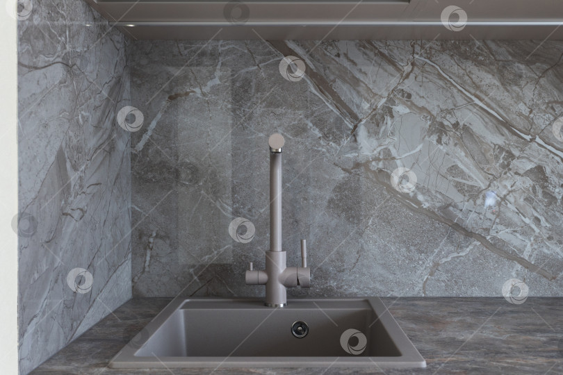 Скачать кухонный смеситель на стильной металлической раковине фотосток Ozero