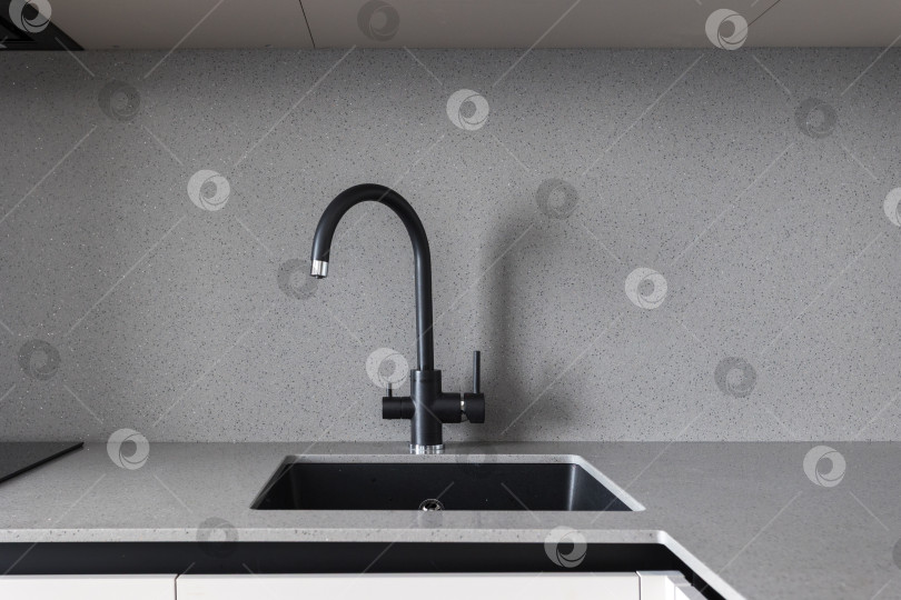Скачать кухонный смеситель на стильной металлической раковине фотосток Ozero