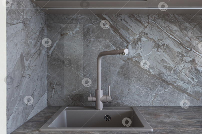 Скачать кухонный смеситель на стильной металлической раковине фотосток Ozero