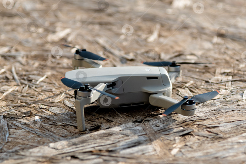 Скачать Бар, Черногория, 2 ноября 2025 года, Беспилотный летательный аппарат модели DJI Mavic Mini, вид сверху фотосток Ozero