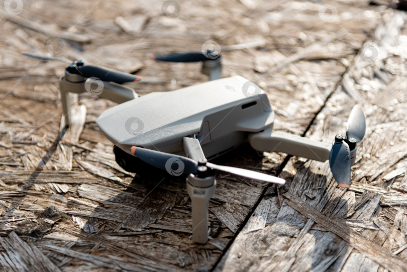 Скачать Бар, Черногория, 2 ноября 2025 года, Беспилотный летательный аппарат модели DJI Mavic Mini, вид сверху фотосток Ozero