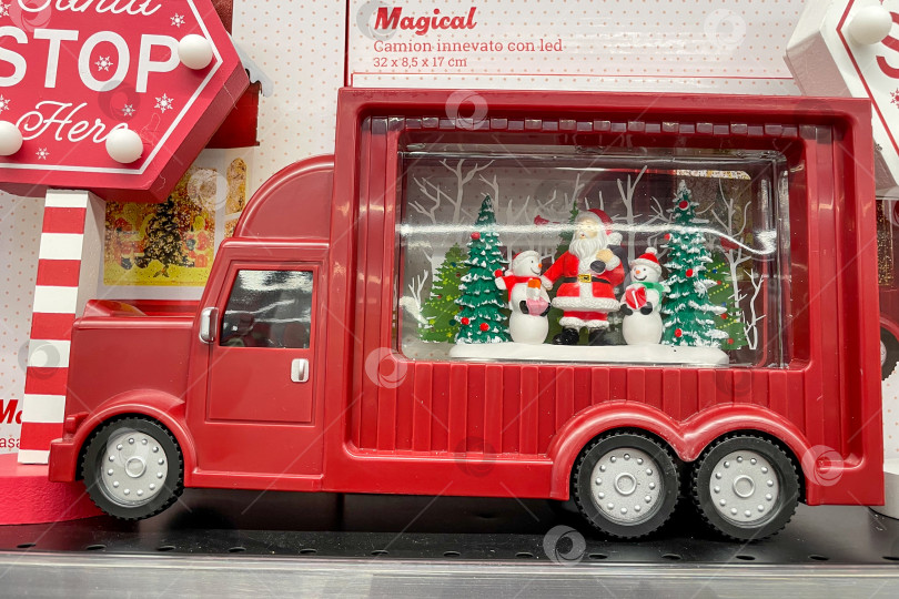 Скачать Бар, Черногория, 20 ноября 2025 года, Рождественские сувениры, распродажа новогодних украшений фотосток Ozero