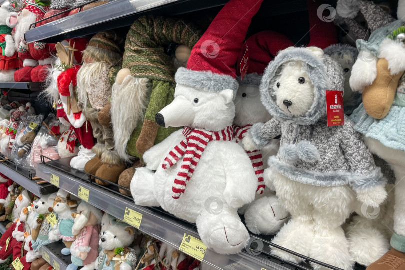 Скачать Бар, Черногория, 20 ноября 2025 года, Рождественские сувениры, распродажа новогодних украшений фотосток Ozero