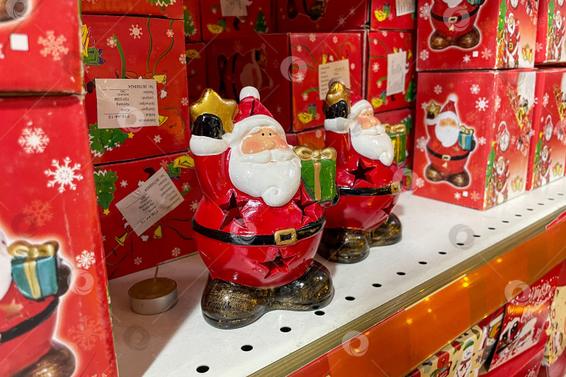 Скачать Бар, Черногория, 20 ноября 2025 года, Рождественские сувениры, распродажа новогодних украшений фотосток Ozero