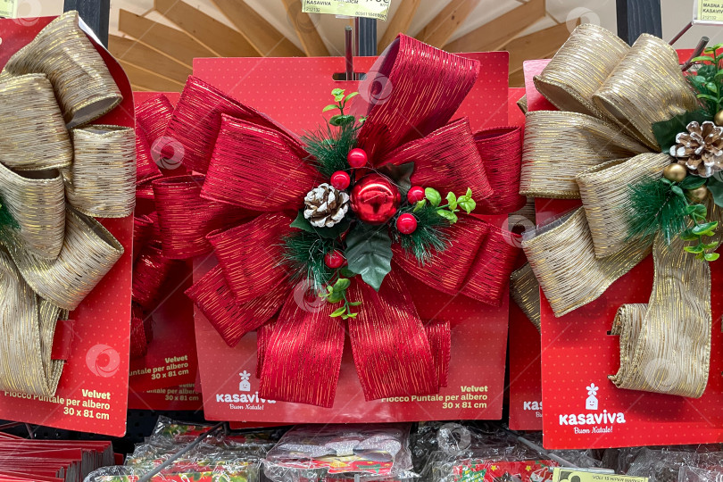 Скачать Бар, Черногория, 20 ноября 2025 года, Рождественские сувениры, распродажа новогодних украшений фотосток Ozero