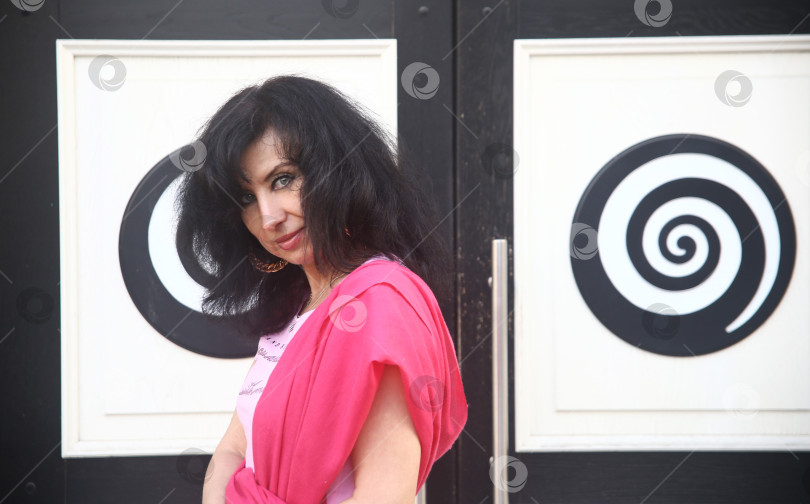 Скачать Красивая девушка гуляет фотосток Ozero