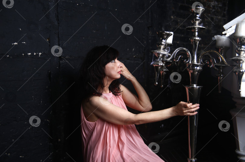 Скачать Молодая женщина в розовом нежном платье фотосток Ozero