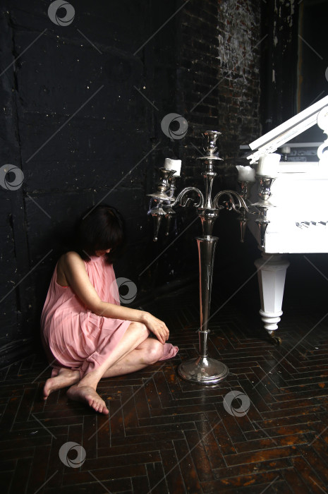 Скачать Молодая женщина в розовом нежном платье фотосток Ozero