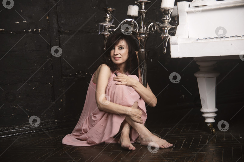 Скачать Молодая женщина в розовом нежном платье фотосток Ozero