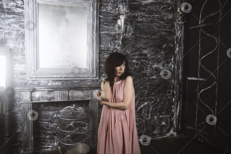 Скачать Молодая женщина в розовом нежном платье в студии фотосток Ozero