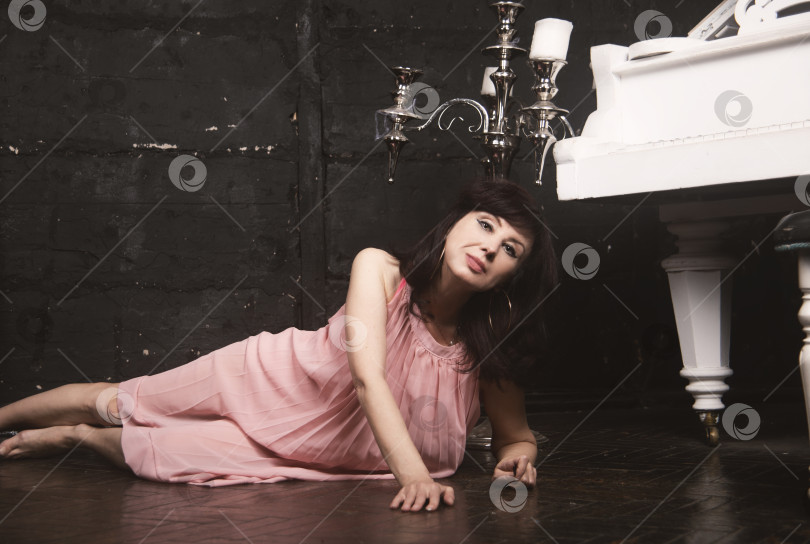 Скачать Девушка в ярком розовом платье позирует фотосток Ozero