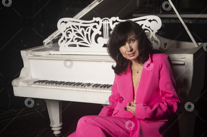 Скачать Девушка в ярком розовом костюме фотосток Ozero