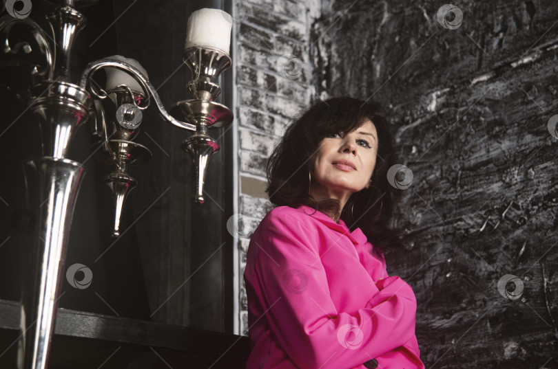 Скачать Девушка в ярком розовом костюме фотосток Ozero