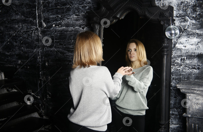 Скачать Девушка блондинка у зеркала фотосток Ozero