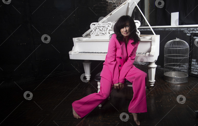 Скачать Девушка в ярком розовом костюме фотосток Ozero