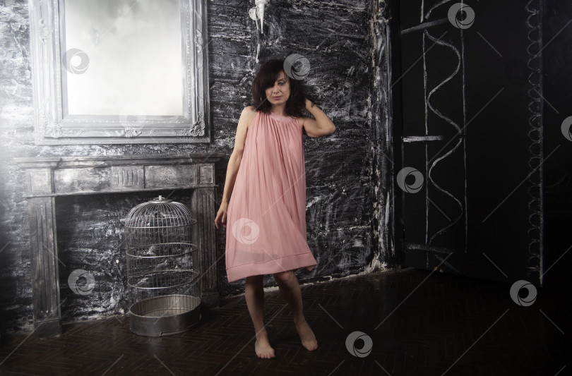 Скачать Девушка в ярком розовом платье фотосток Ozero