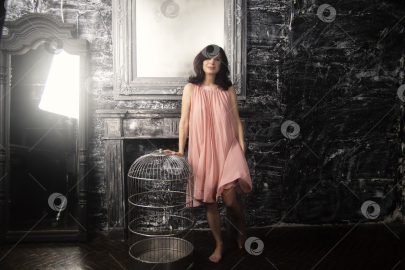 Скачать Девушка в ярком розовом платье фотосток Ozero