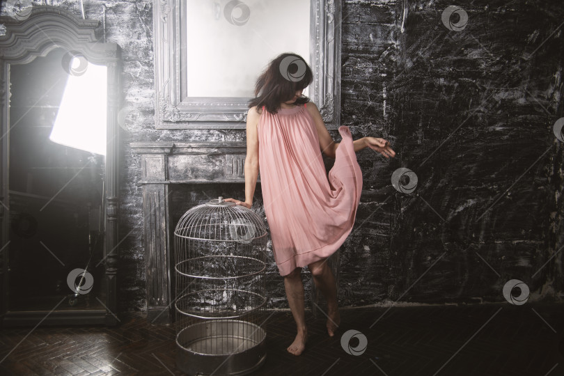 Скачать Девушка в ярком розовом платье фотосток Ozero