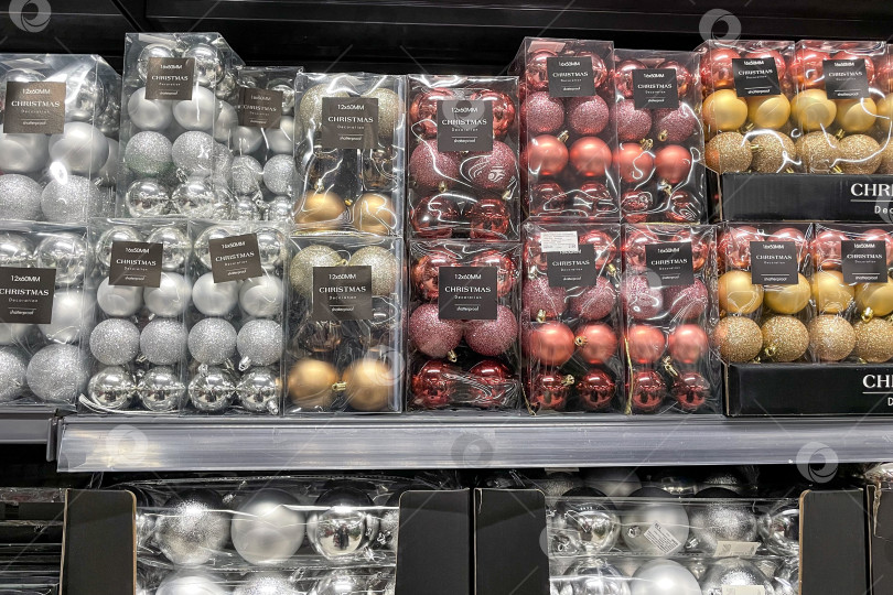 Скачать Бар, Черногория, 20 ноября 2025 года, Рождественские сувениры, распродажа новогодних украшений фотосток Ozero