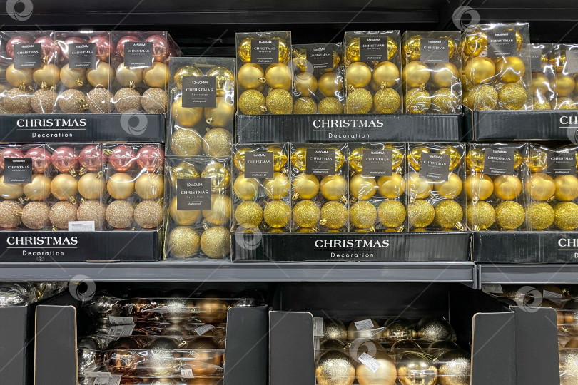 Скачать Бар, Черногория, 20 ноября 2025 года, Рождественские сувениры, распродажа новогодних украшений фотосток Ozero