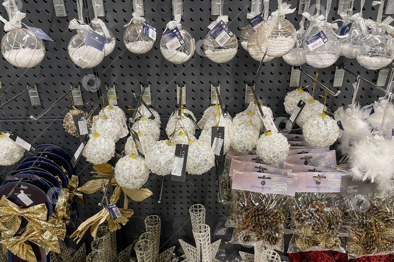 Скачать Бар, Черногория, 20 ноября 2025 года, Рождественские сувениры, распродажа новогодних украшений фотосток Ozero