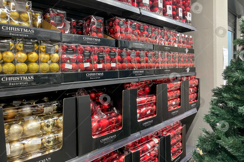 Скачать Бар, Черногория, 20 ноября 2025 года, Рождественские сувениры, распродажа новогодних украшений фотосток Ozero