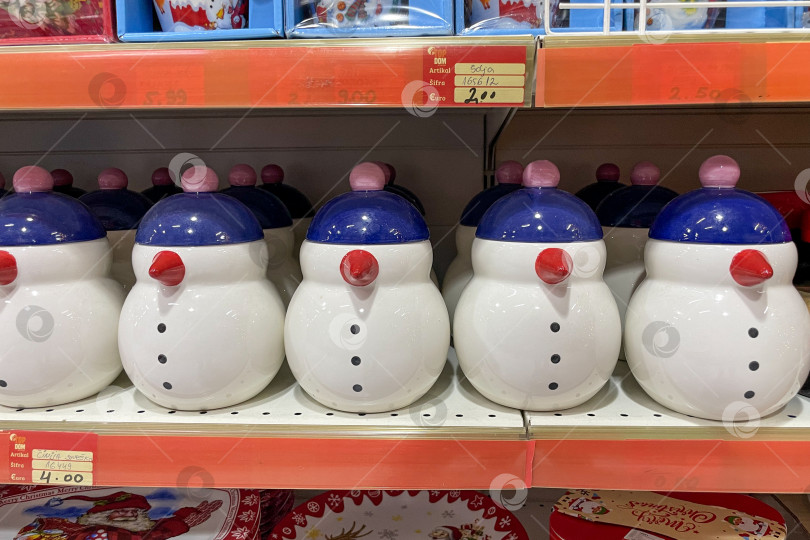 Скачать Бар, Черногория, 20 ноября 2025 года, Рождественские сувениры, распродажа новогодних украшений фотосток Ozero