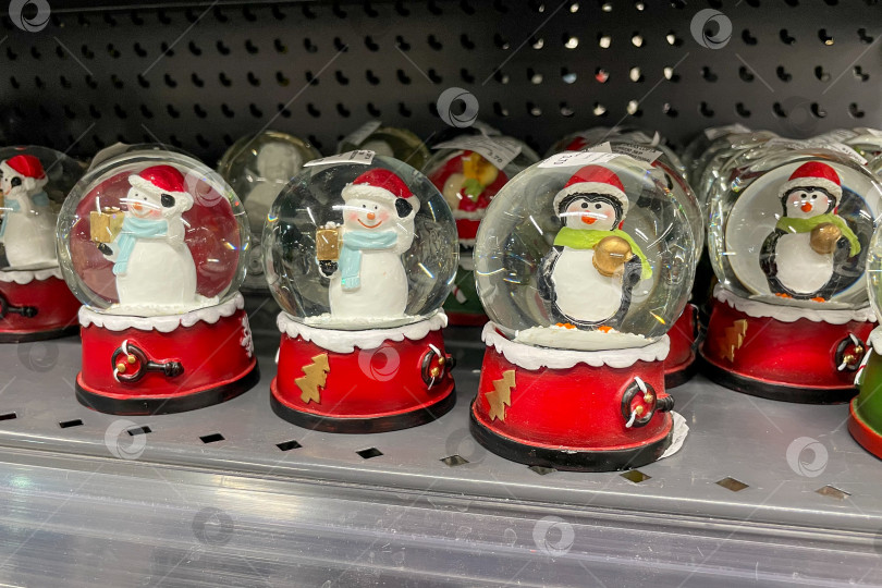 Скачать Бар, Черногория, 20 ноября 2025 года, Рождественские сувениры, распродажа новогодних украшений фотосток Ozero