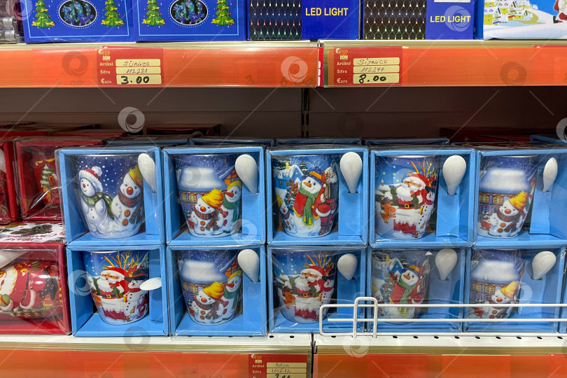 Скачать Бар, Черногория, 20 ноября 2025 года, Рождественские сувениры, распродажа новогодних украшений фотосток Ozero