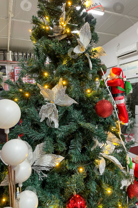 Скачать Бар, Черногория, 20 ноября 2025 года, Рождественские сувениры, распродажа новогодних украшений фотосток Ozero