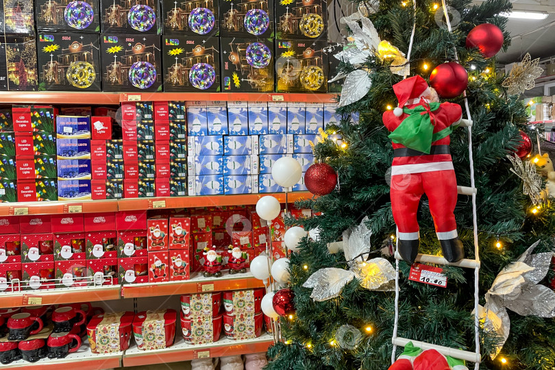 Скачать Бар, Черногория, 20 ноября 2025 года, Рождественские сувениры, распродажа новогодних украшений фотосток Ozero