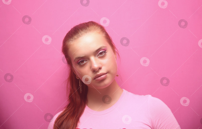 Скачать Молодая женщина позирует в студии на розовом фоне фотосток Ozero