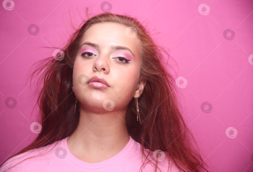 Скачать Молодая девушка позирует в студии фотосток Ozero