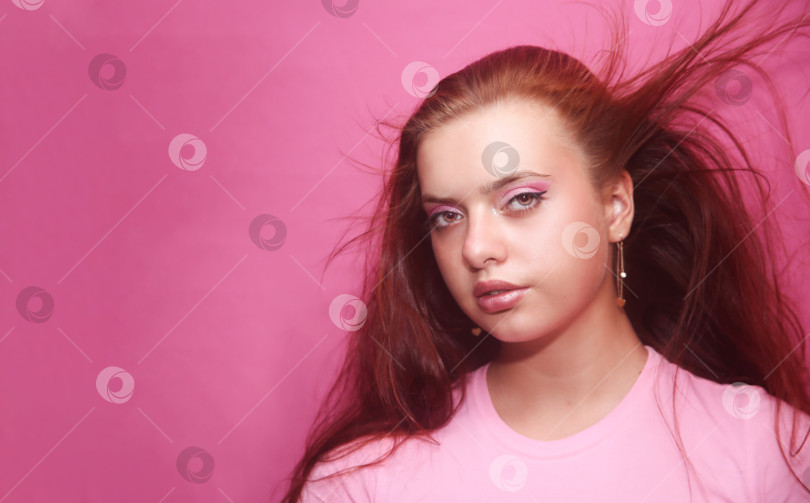 Скачать Молодая девушка с ярким макияжем позирует фотосток Ozero