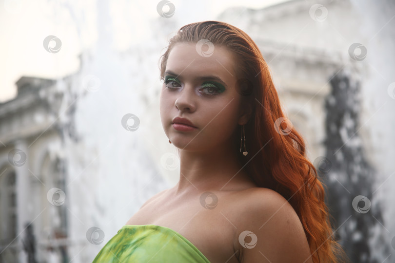 Скачать Красивая и молодая девушка фотосток Ozero