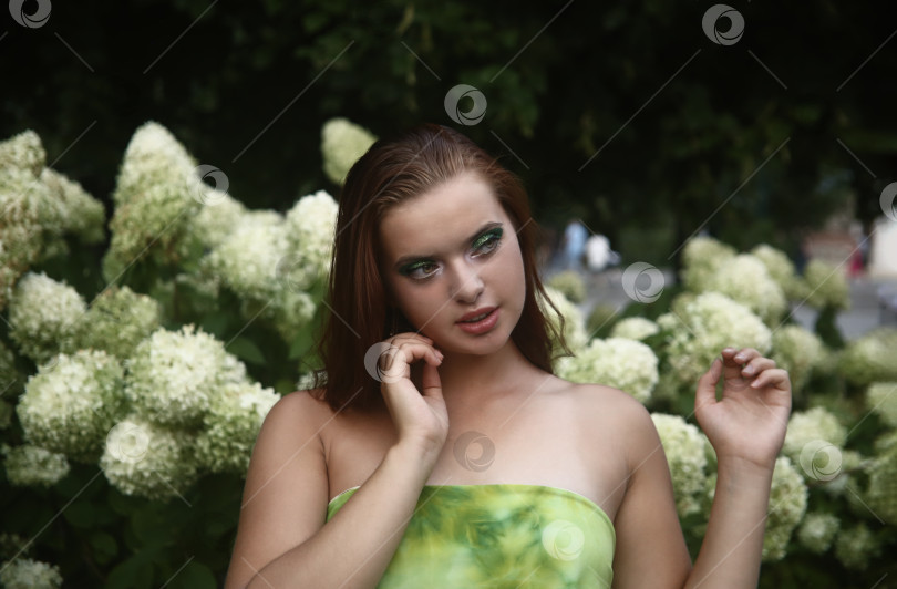 Скачать Красивая и молодая девушка гулят фотосток Ozero