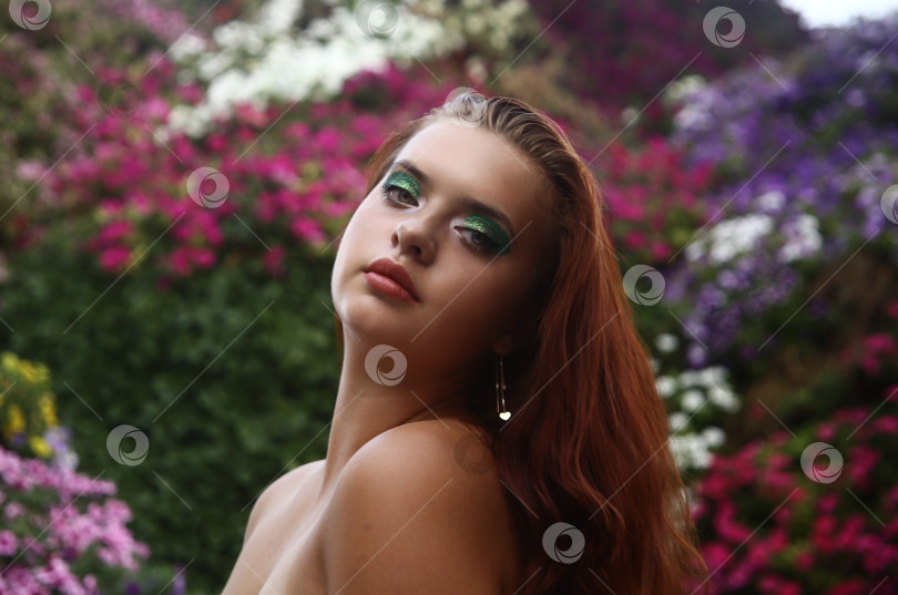 Скачать Красивая и молодая девушка фотосток Ozero