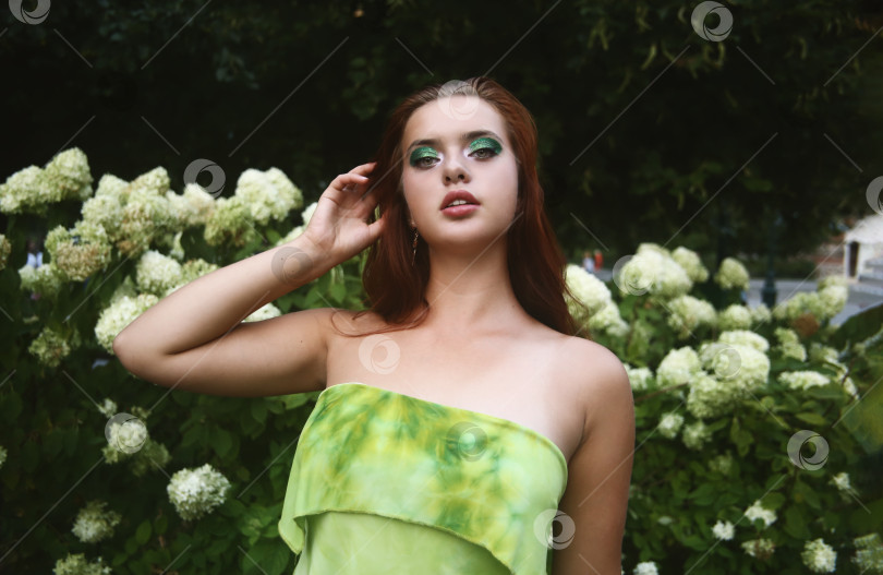 Скачать Красивая и молодая девушка фотосток Ozero