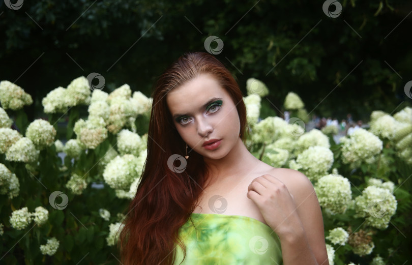 Скачать Красивая и молодая девушка гуляет фотосток Ozero