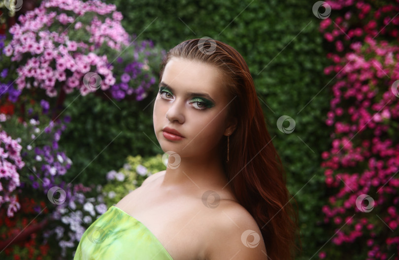 Скачать Красивая и молодая девушка в парке фотосток Ozero