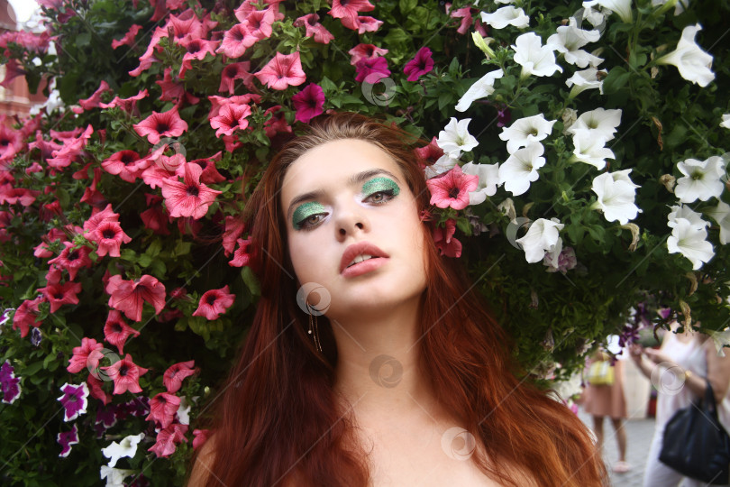 Скачать Красивая и молодая девушка среди цветов фотосток Ozero