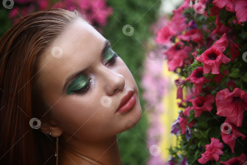 Скачать Красивая и молодая девушка фотосток Ozero