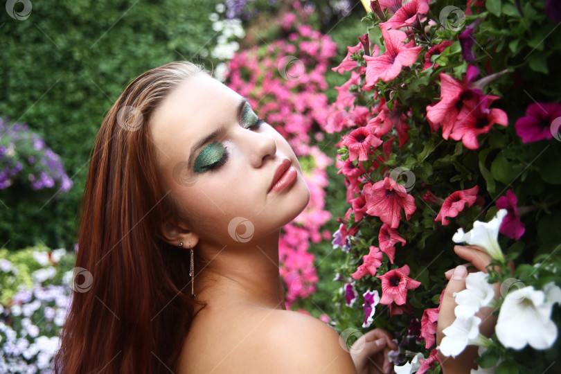 Скачать Красивая и молодая девушка фотосток Ozero