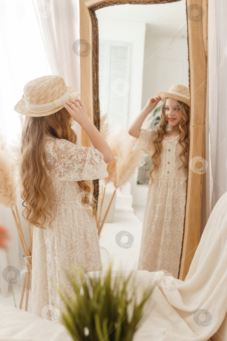 Портрет девушки перед зеркалом