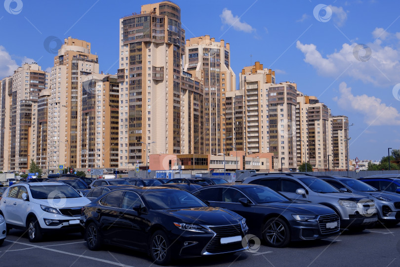 Скачать Микрорайон на улице Савушкина. Высотные дома в солнечном свете. фотосток Ozero