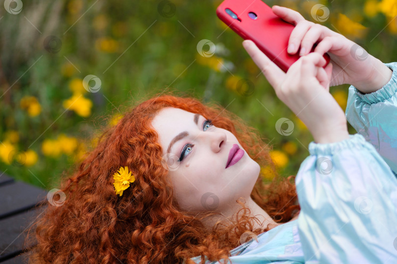 Скачать Девушка, пользующаяся мобильным телефоном фотосток Ozero
