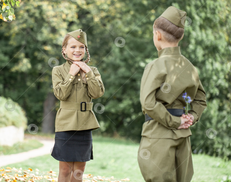 Скачать Двое детей в военной форме времен Второй мировой войны фотосток Ozero